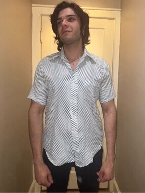 Casual Short-Sleeve White Button-Down Shirt with Navy Dot Print